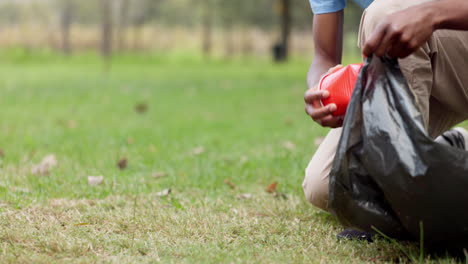 hombre, manos y voluntario con bolsa para la comunidad
