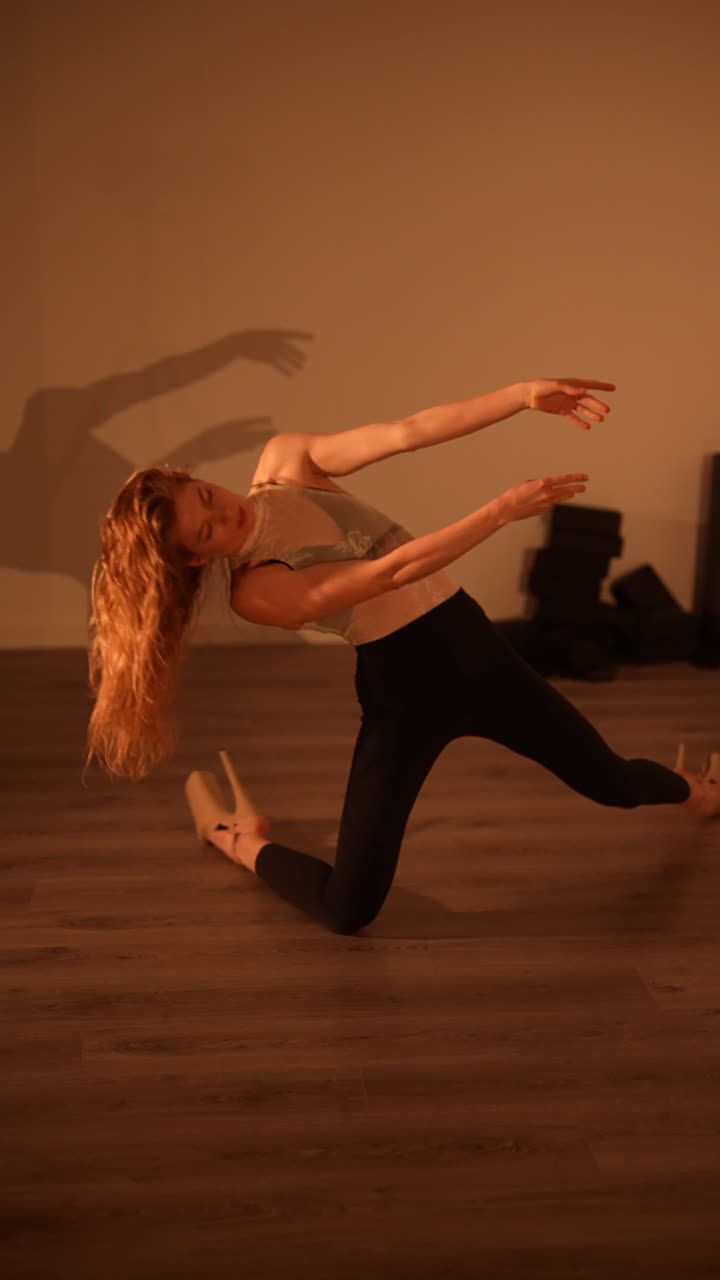 Ballerina in posa contemporanea
