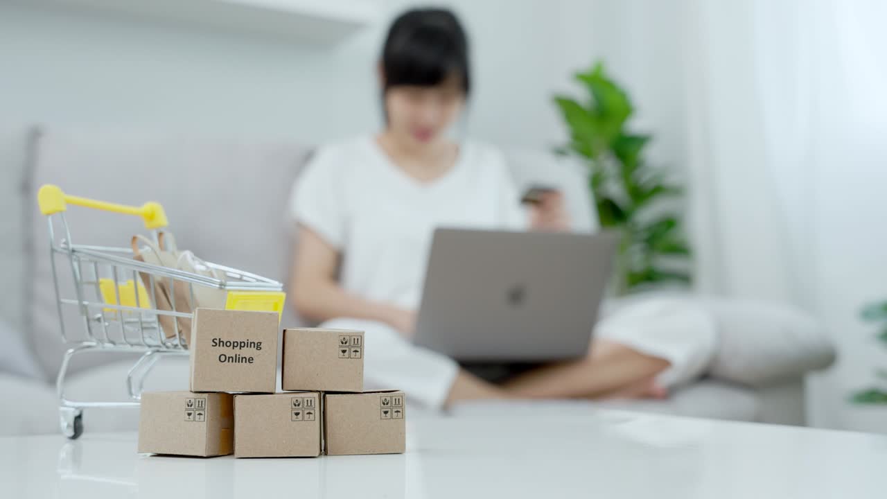 여성들은 컴퓨터에서 좋아하는 물건을 구매합니다. 온라인 쇼핑의 아이디어 온라인 쇼핑은 전자 상거래의 한 형태입니다.