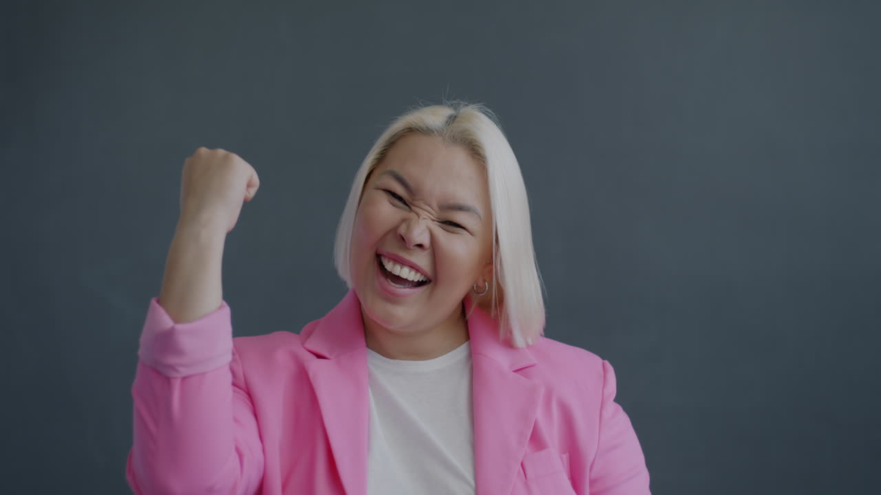 흥분 된 여자 축하