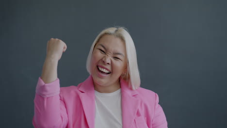 mujer emocionada celebrando
