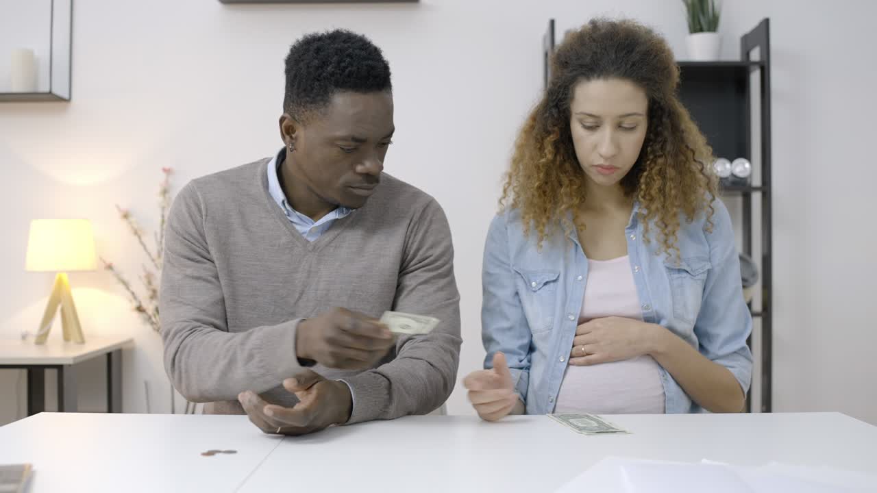 marido triste dando dinero a la esposa embarazada, problema financiero, cantidad de pensión alimenticia