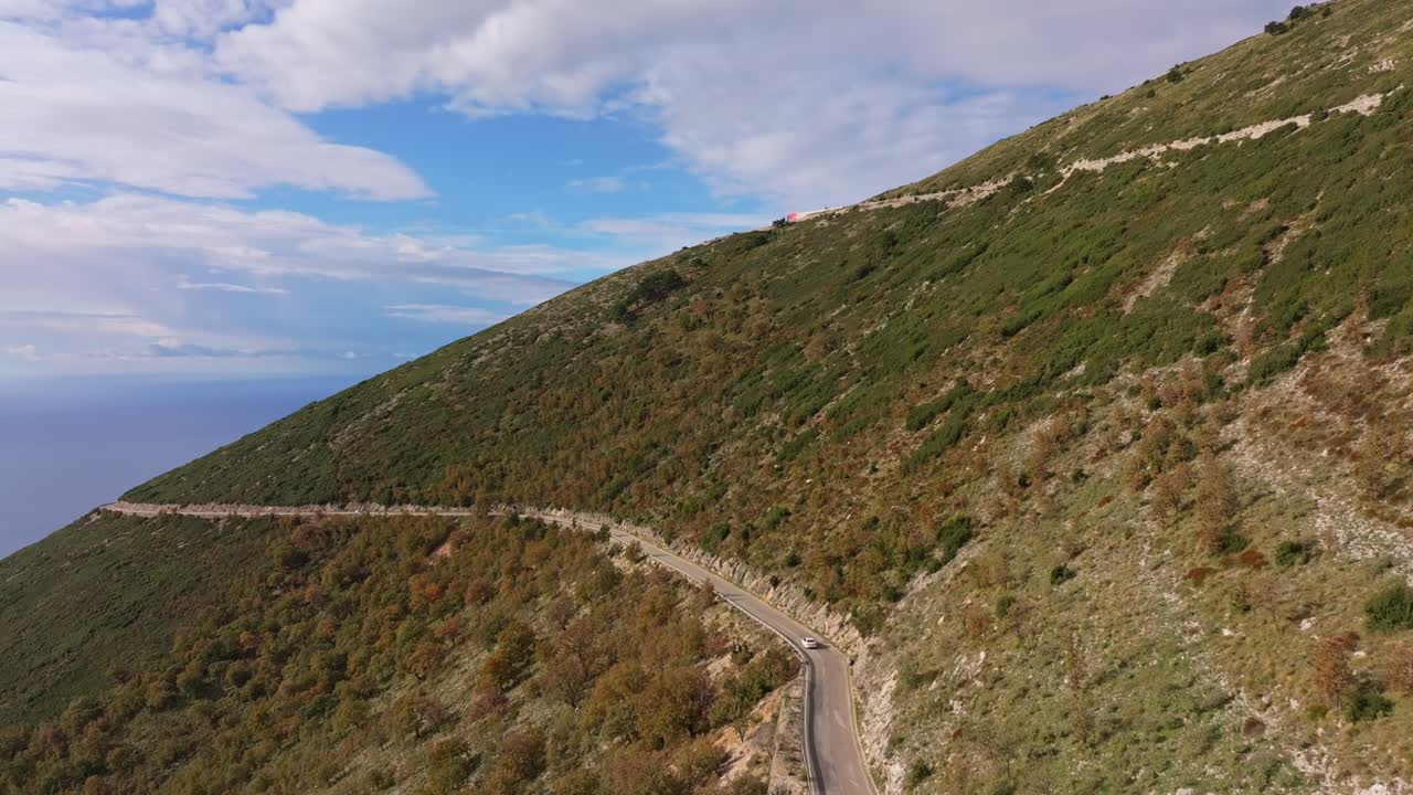I Monti Acrocerauni dell'Albania circondano la pittoresca Valle di Dukat.