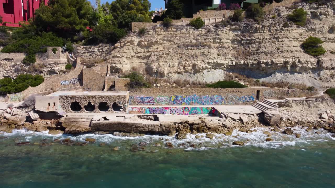 벽에 그림이 있는 자연의 버려진 건물