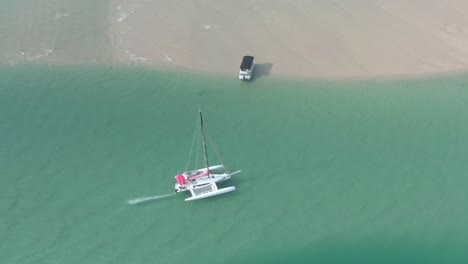 Großes-Weißes-Boot-Langsame-Bewegung-Auf-Dunkelgrünem-Wasser,-Um-Die-Sonne-Bei-Sonnenuntergang-Zu-Treffen,-Draufsicht-Auf-Das-Boot-4k-Video