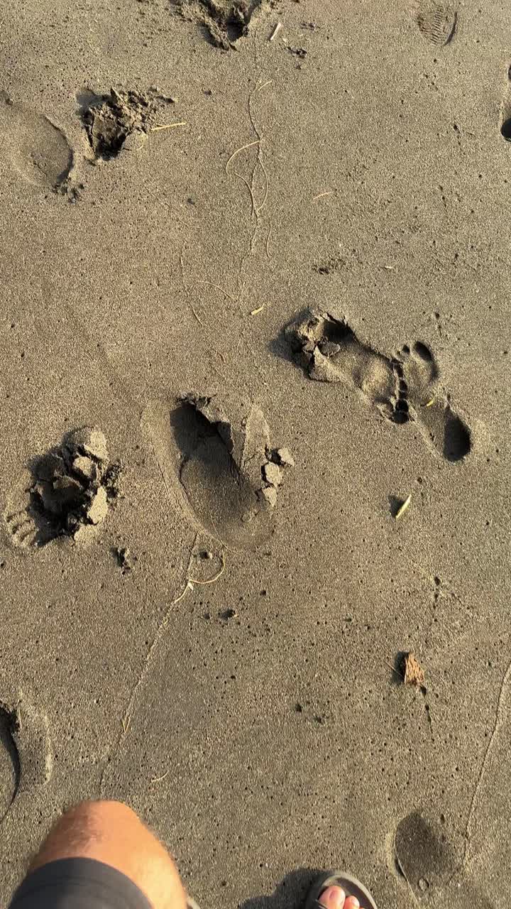 Ponto de Vista de Pé Caminhando em Praia de Areia Deixando Pegadas.