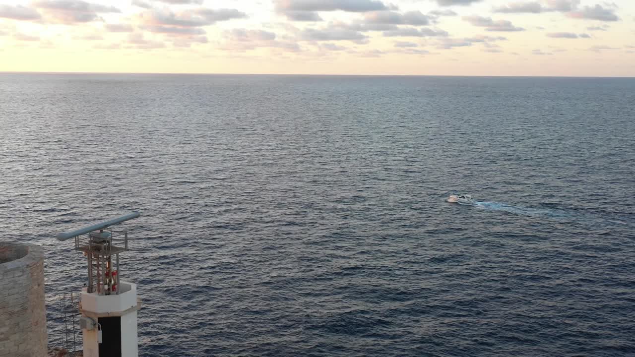 un faro durante el amanecer en mallorca