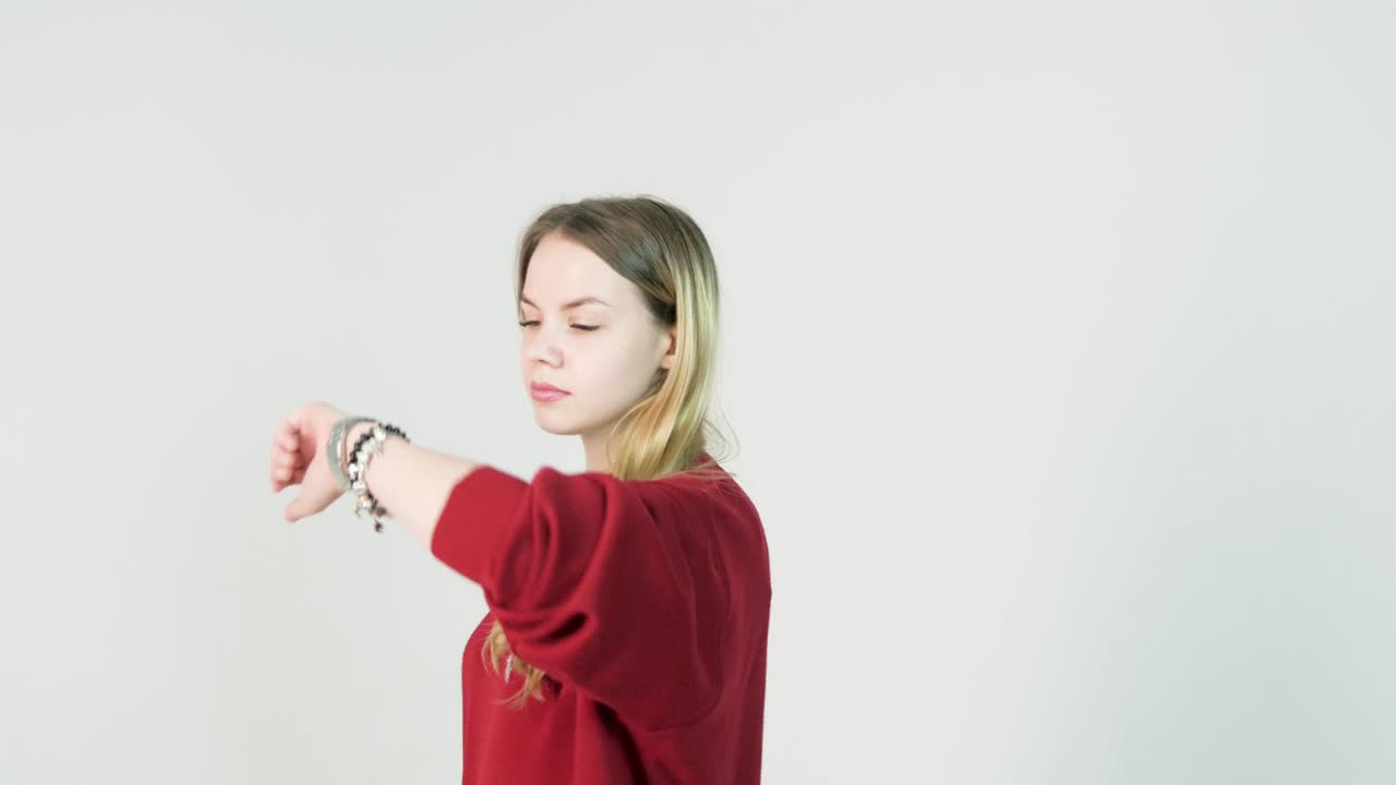 pareja interactuando juguetonamente