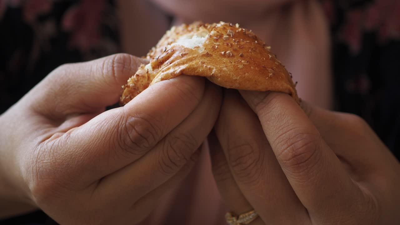 손 으로  을 부러뜨리는 여자 의 클로즈업