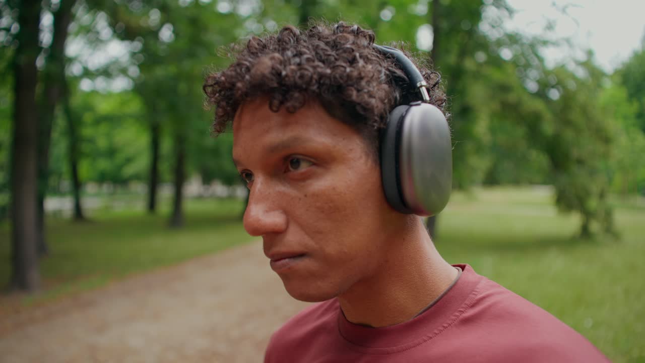 Uomo con le cuffie nel parco