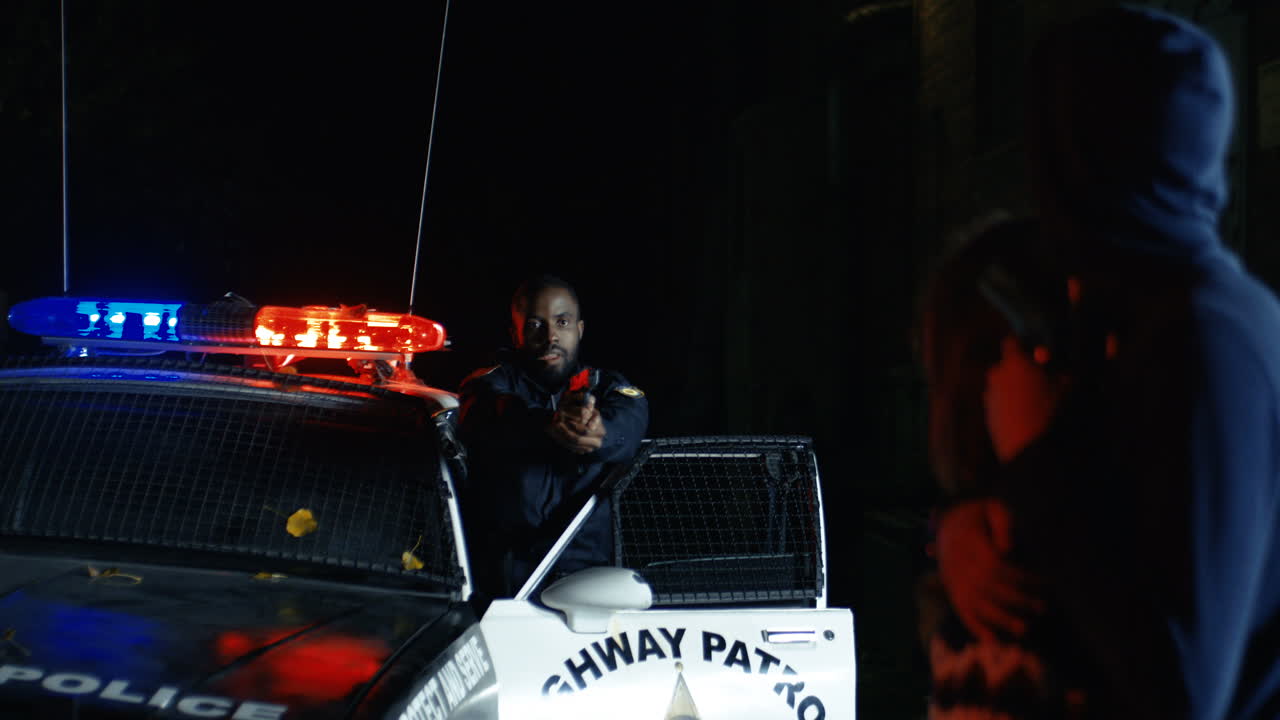 밤 야외에서 범죄자의 후면