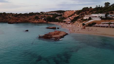 Luftaufnahme-Der-Strandküste-Von-Cala-Tarida-Mit-Resorthotels