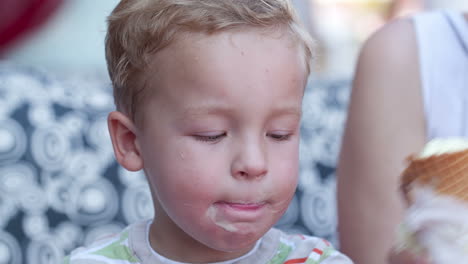 Niño-Lindo-Comiendo-Un-Cono-De-Helado