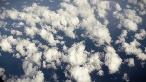 vista aérea del planeta tierra desde la ventana de un avión