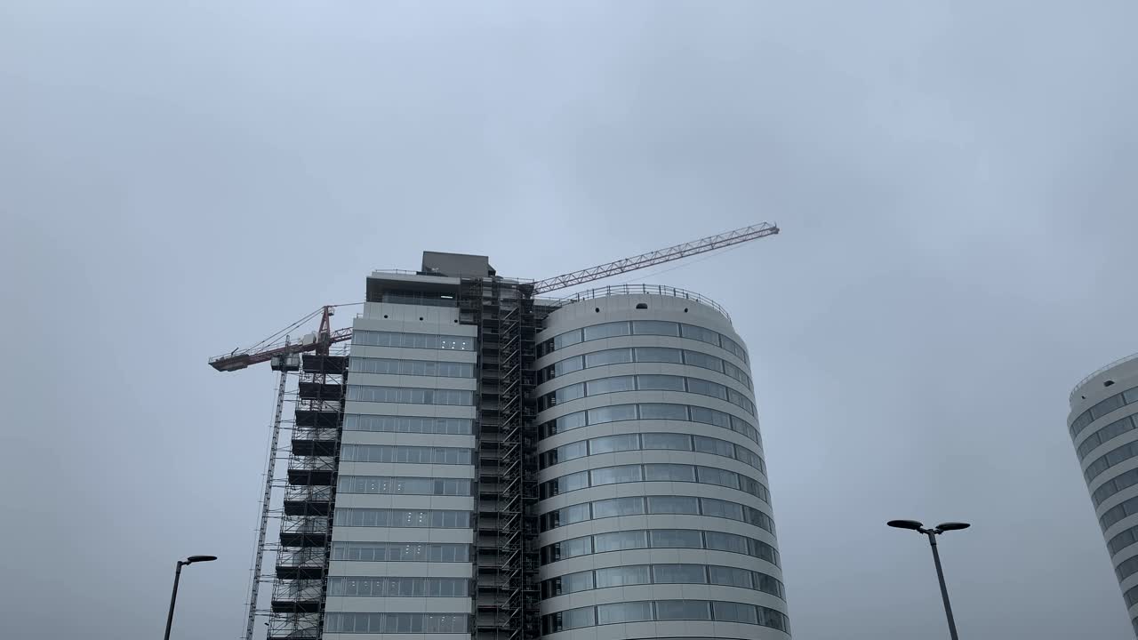 plano general de la grúa giratoria sobre el nuevo hospital moderno durante el día nublado en muenster, alemania