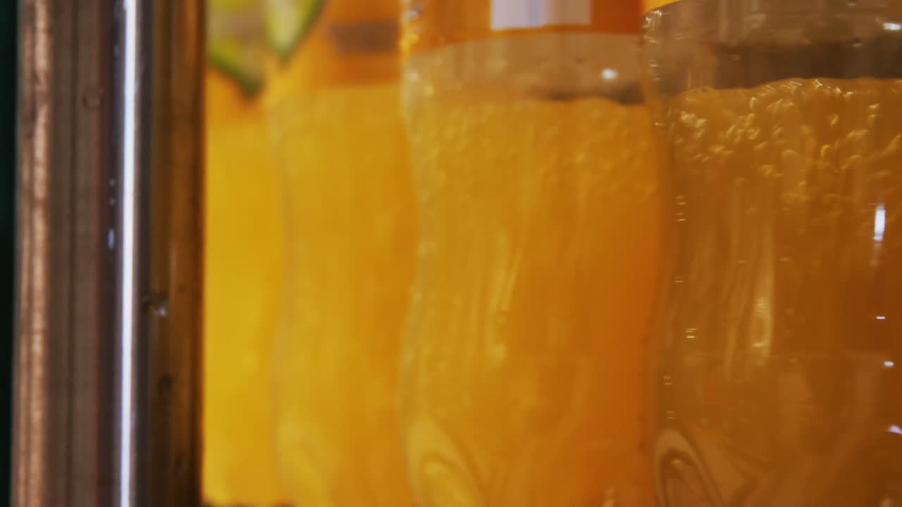 Primo piano di bottiglie riempite di succo sulla linea di produzione