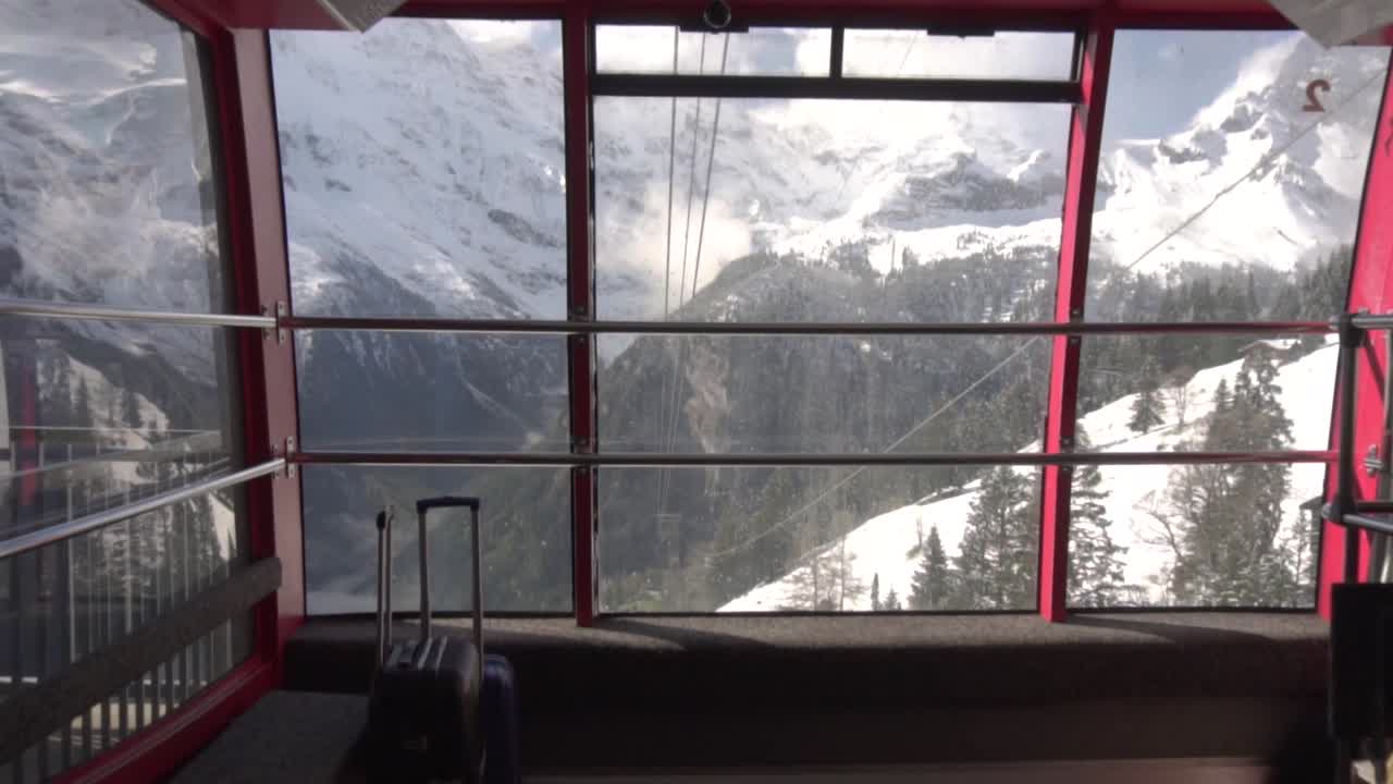 impresionante vista de la montaña desde un teleférico