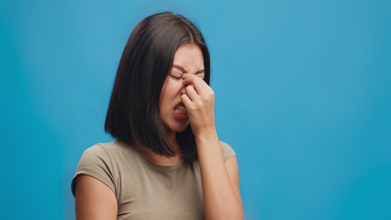 mujer que experimenta incomodidad