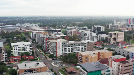 Toma-Aérea-De-Un-Dron-Volando-Alrededor-De-Apartamentos-En-Liverpool,-Sydney,-Australia