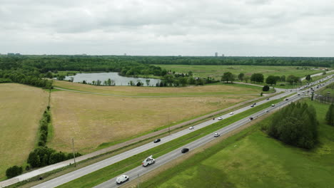 Vehículos-Circulando-Por-Walnut-Grove-Road,-Cerca-Del-Lago-Trap-En-Memphis,-Tennessee.