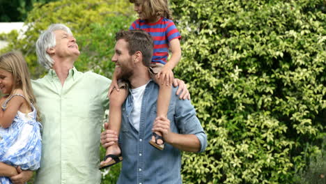retrato de una familia disfrutando y sonriendo