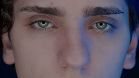 primer plano de la cara de un joven