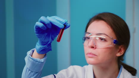 científica examinando muestras de sangre