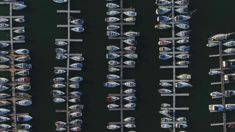 una vista de arriba hacia abajo captura la marina con barcos amarrados en el club de vela de yates whitby en ontario, canadá