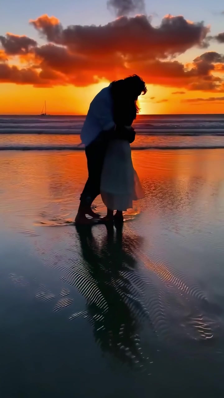 Canlı Gün Batımında Sahilde Kucaklaşan Romantik Çift