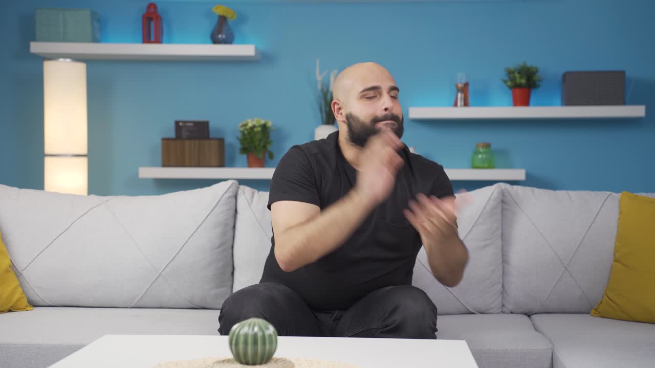 el hombre mirando a la cámara con una idea.