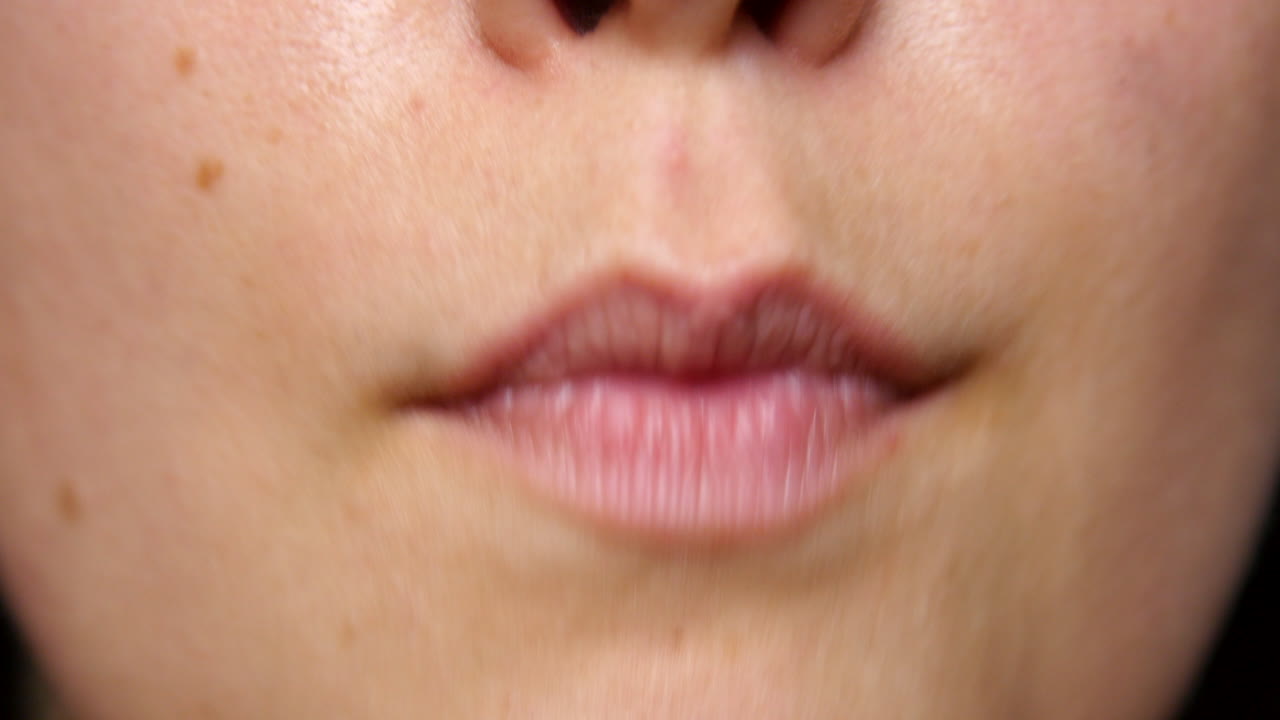 persona sacando la lengua