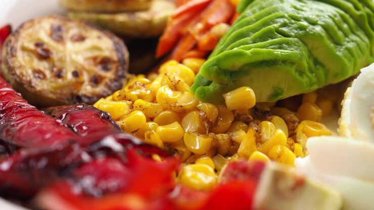 Primo piano di una ciotola di insalata sana con verdure e uova