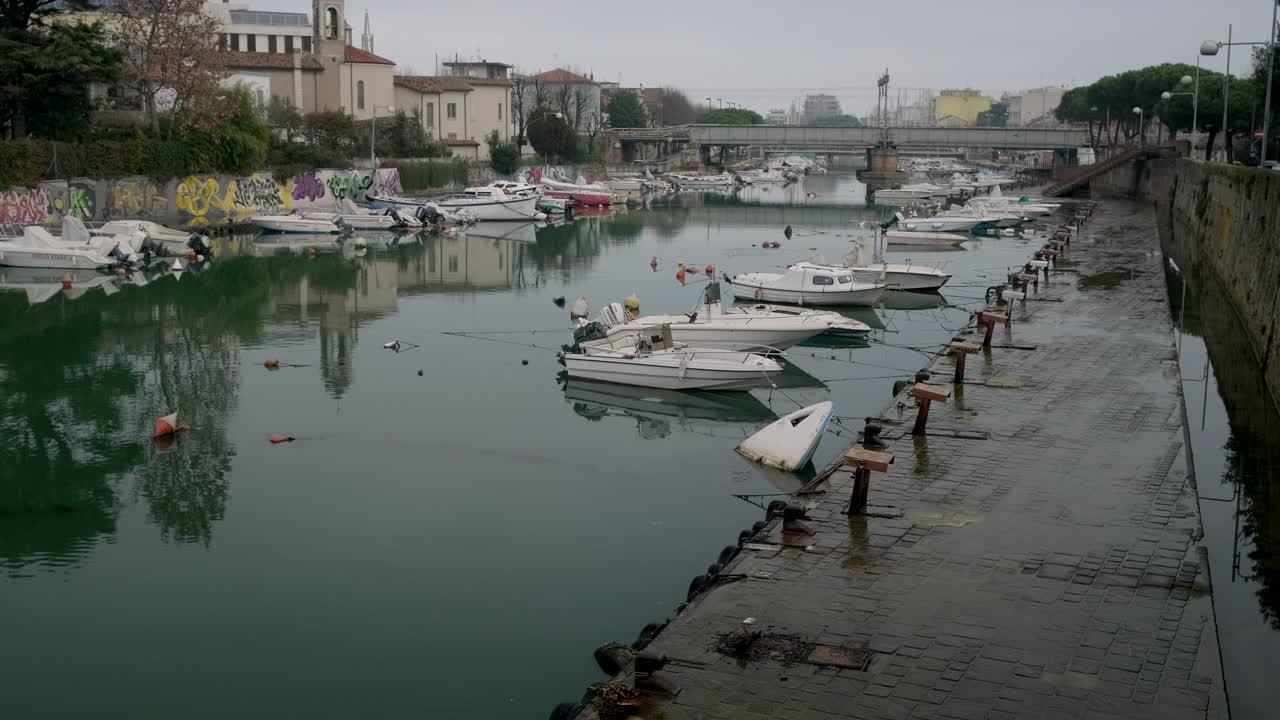 escena del canal con barcos y edificios
