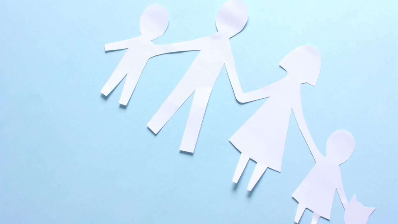 복사 공간과 함께 파란색 배경에  ⁇  종이로 만든 고양이와 함께 가족의 클로즈업