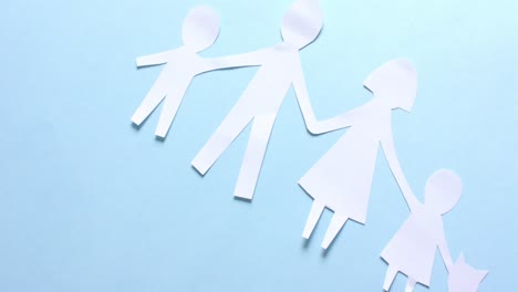 복사 공간과 함께 파란색 배경에  ⁇  종이로 만든 고양이와 함께 가족의 클로즈업