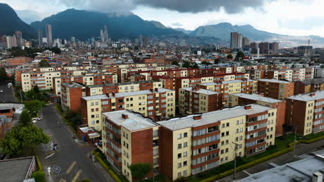 Drone-Volando-Sobre-Condominios-En-La-Ciudad-De-Bogotá,-En-Parte,-Día-Soleado-En-Colombia