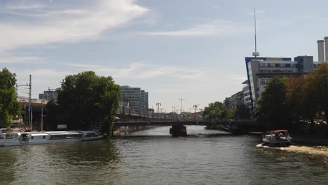 Berliner-Kanal-Mit-Einem-Vorbeifahrenden-Boot