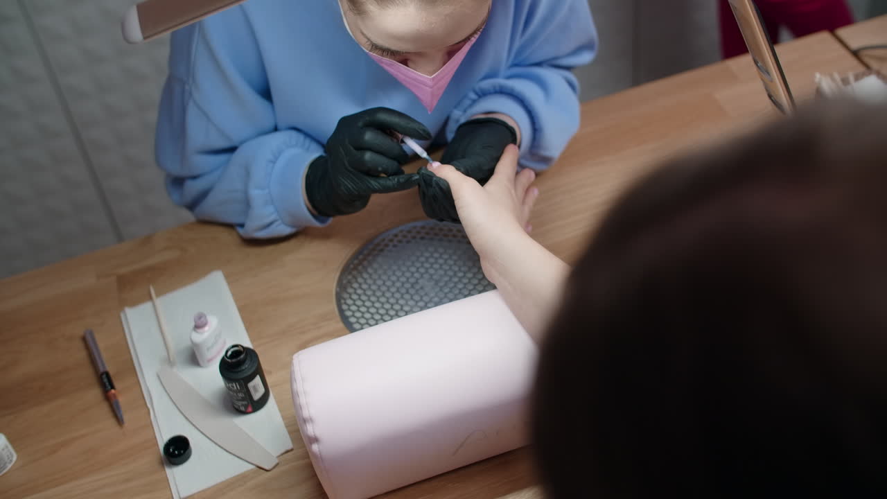 una mujer haciendo una manicura.