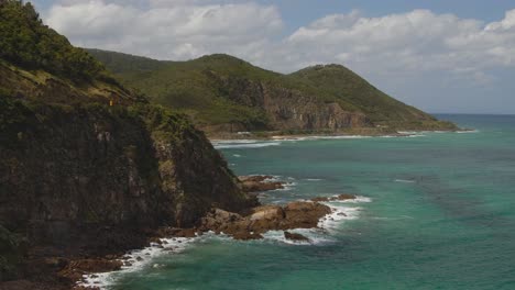 Costa-Aérea-De-4k-Del-Sur-De-Australia-Con-Montañas-En-El-Fondo---Camión-De-Drones-De-Izquierda-A-Derecha