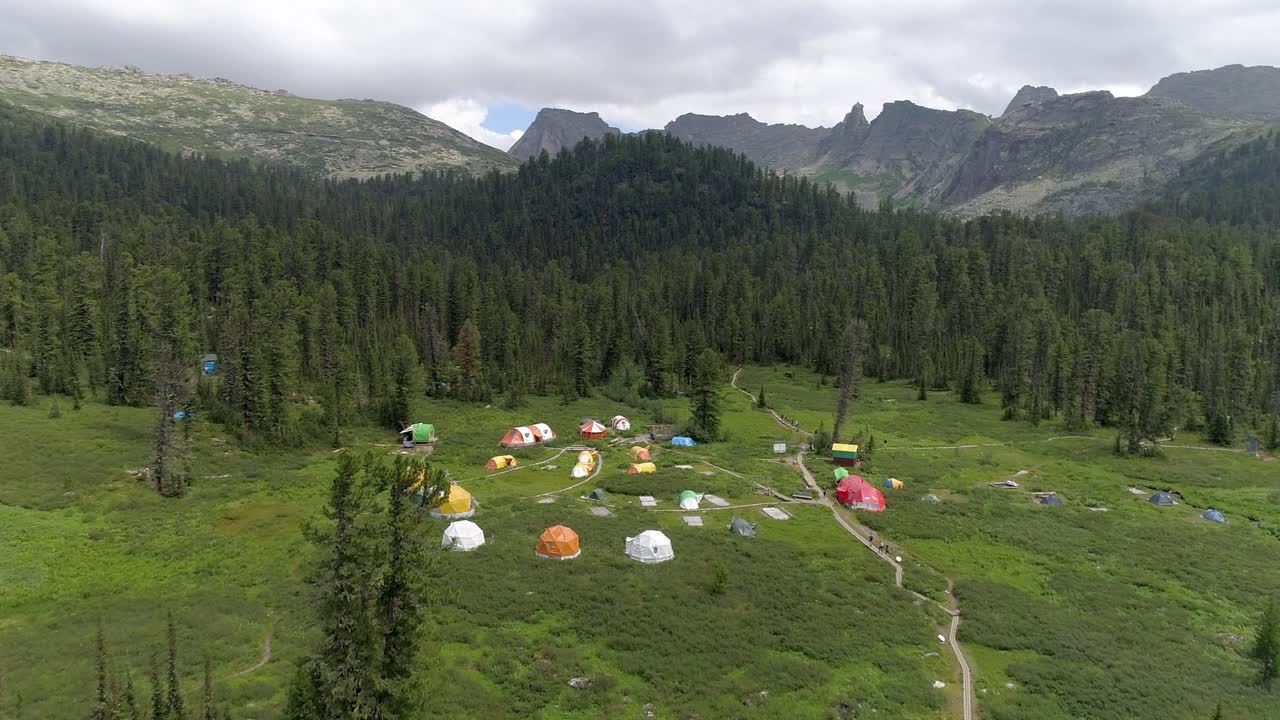 산 에 있는 캠핑 텐트 의 공중 사진