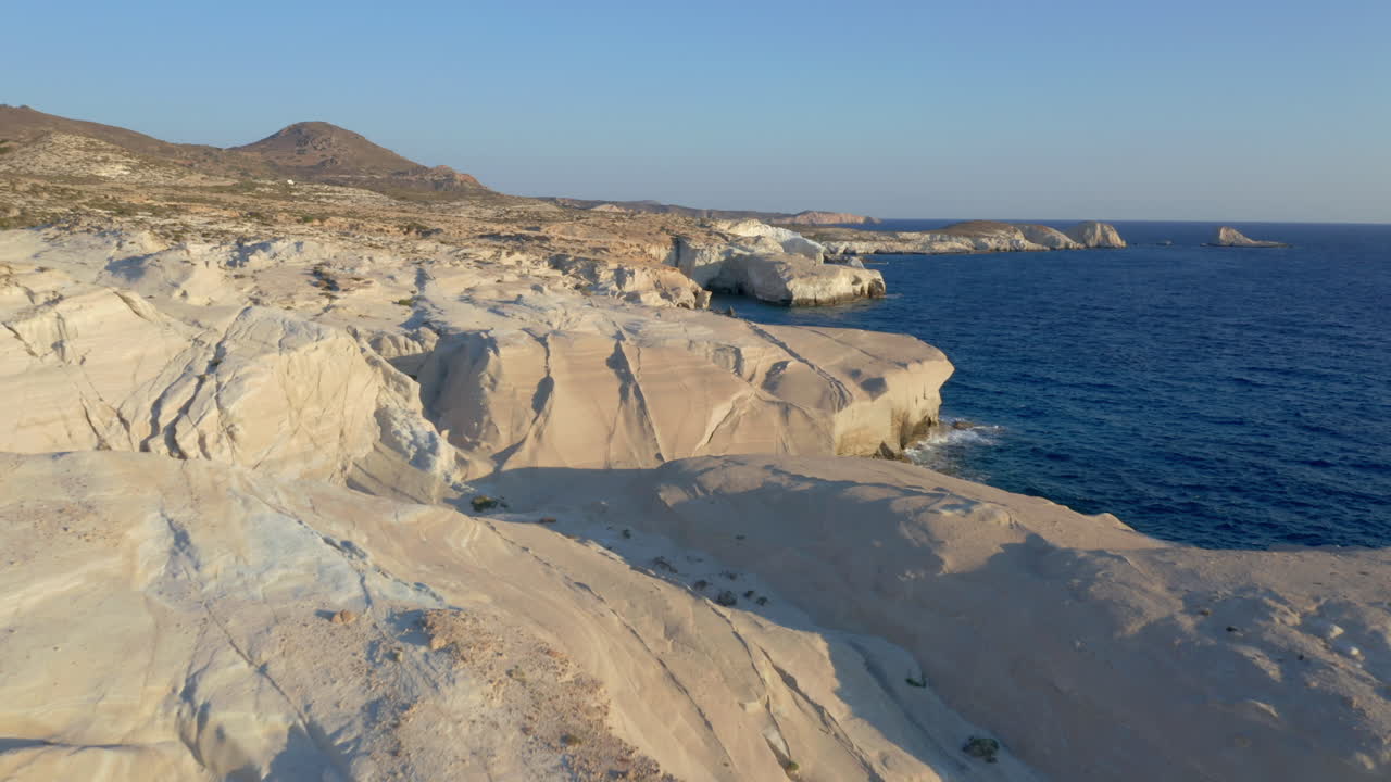 aéreo: fotografía panorámica de un avión no tripulado de la playa de sarakiniko en la isla de milos, cícladas, grecia durante el amanecer