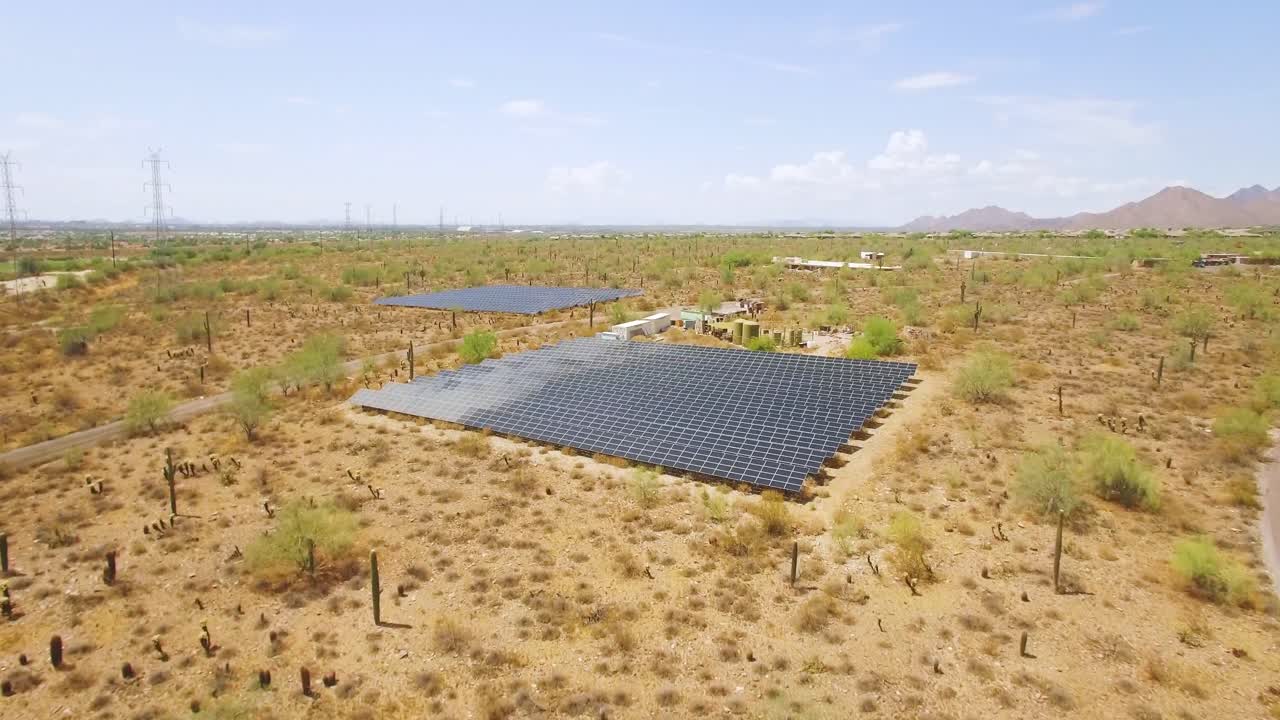 empuje aéreo en una matriz de paneles solares en el desierto de sonora cerca de taliesin west, scottsdale, arizona