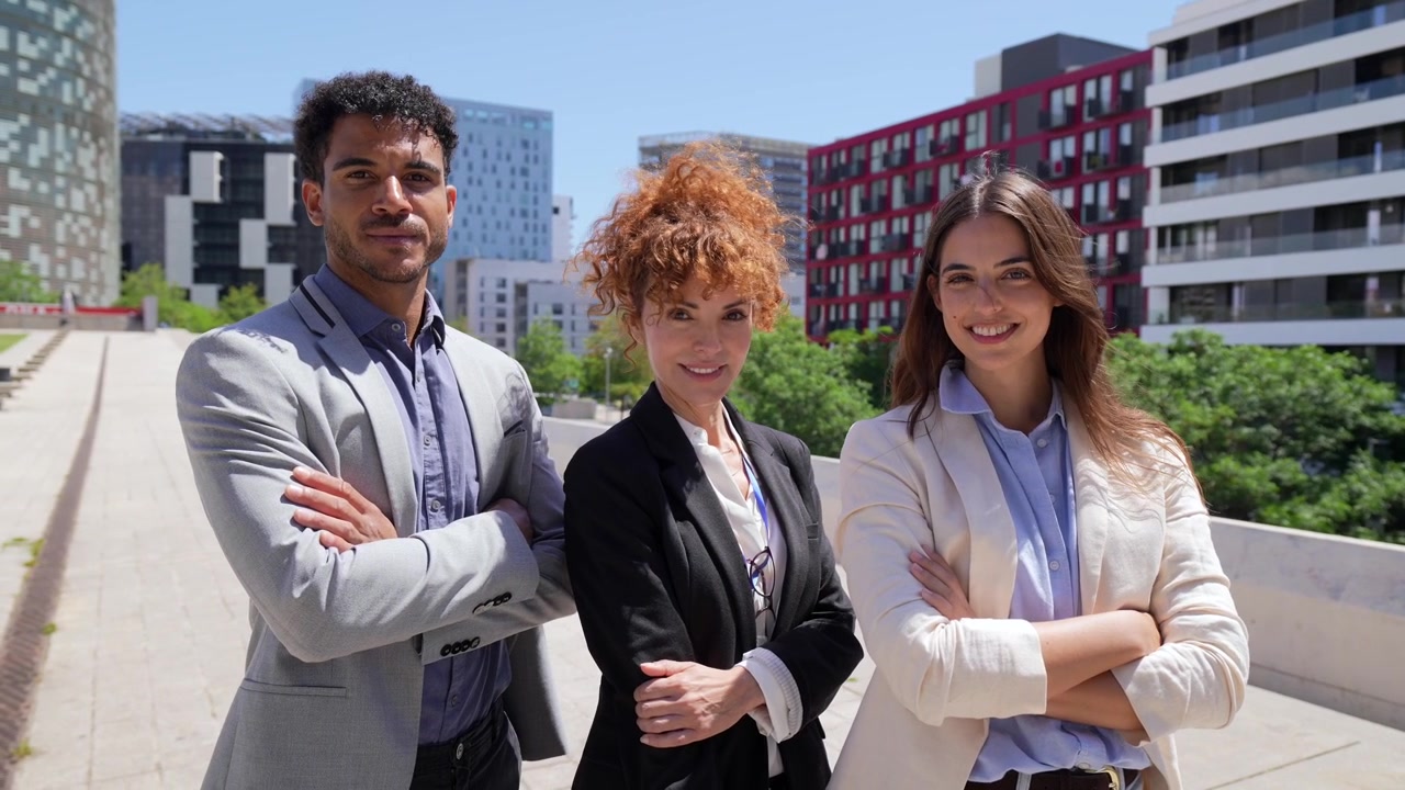 Team aziendale fiducioso in posa all'aperto in un ambiente urbano moderno