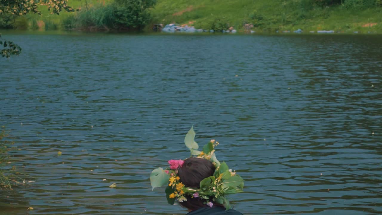 체코 올로모우츠 숲의 호숫가에서 춤을 추고 물놀이를 하는 매력적인 여성 - 자연의 아가씨들