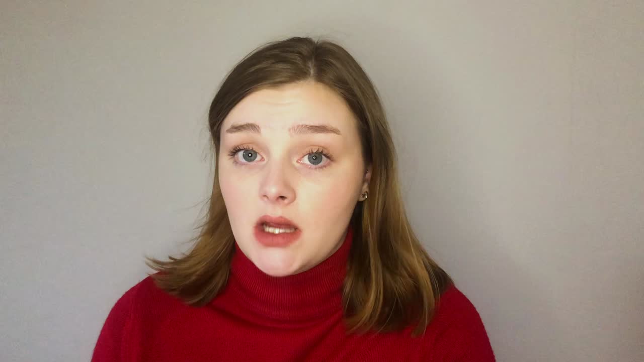 joven estudiante contando una historia divertida directamente a la cámara durante una videollamada