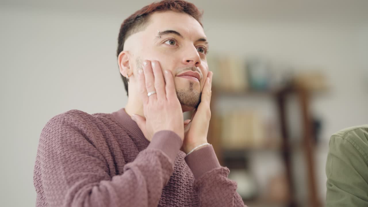 Hombre joven aplicando un producto para el cuidado de la piel en su rostro