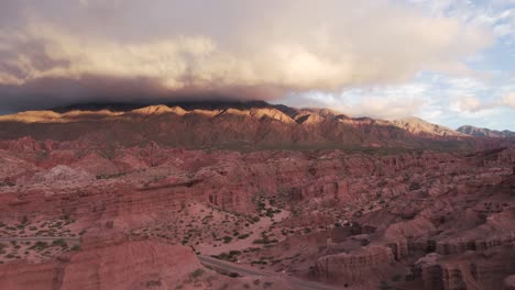 Luftaufnahme-Des-Sonnenuntergangs-Im-Wunderschönen-Calchaquí-Tal-In-Salta,-Argentinien