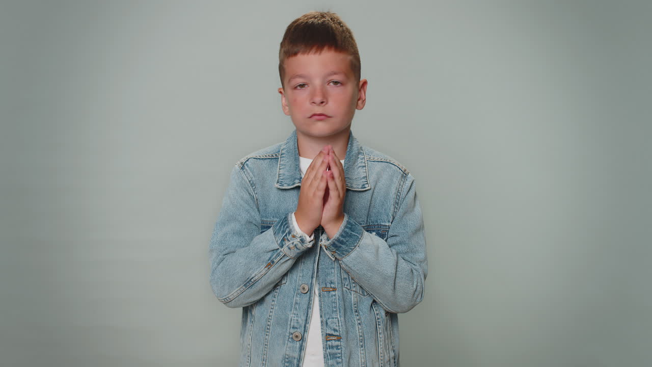 겁에 질린 어린아이, 손으로 눈을 감고 멈추는 제스처, 혼란스럽고 부끄러워서 보는 것을 두려워합니다.