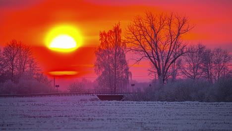 Puesta-De-Sol-En-Un-Lapso-De-Tiempo-De-Cielo-Vibrante-Sobre-El-Paisaje-De-Invierno-Blanco