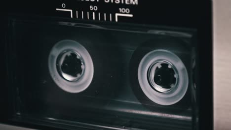 cassette de audio gira en el grabador de cinta de época